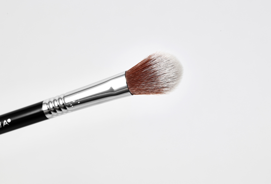 SIGMA BEAUTY HIGH CHEEKBONE HIGHLIGHTER BRUSH F03